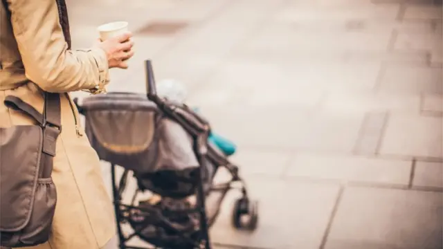 Mãe passeando com carrinho