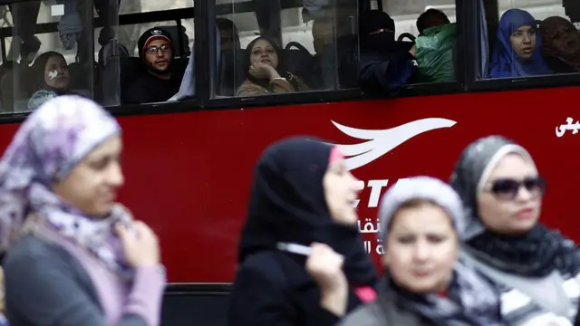 مصريون في أحد حافلات النقل العام