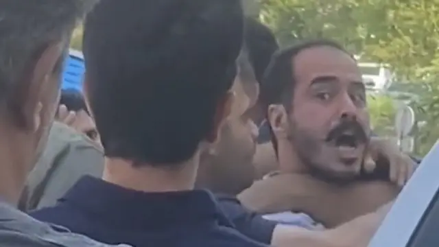 لحظه بازداشت حسین رونقی درحالی که او در حال معرفی خود به دادسرای اوین بود، ماموران ناشناس او را به طرز خشنی منتقل کردند