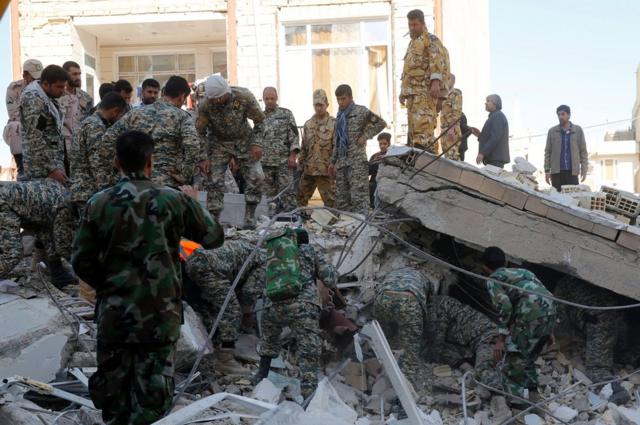 Equipos de rescate iraníes continúan buscando víctimas entre los escombros.