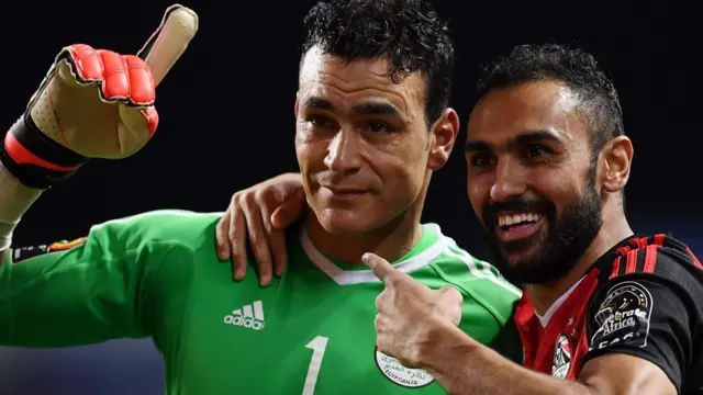 صورة لعصام الحضري مع أحد أفراد فريقه