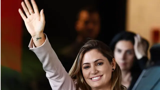 Michelle Bolsonaro com tatuagem com o nome do marido, Jair, no pulso