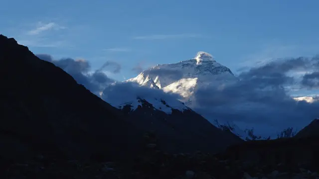 O Monte Everest visto da base do lado chinês da montanha