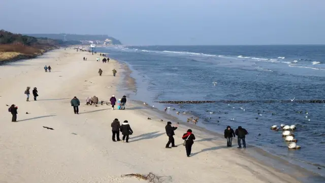 سياح يستمتعون بشواطئ جزيرة أوزدوم