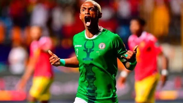 L'attaquant malgache Charles Andriamahitsinoro célèbre le second but de son équipe.