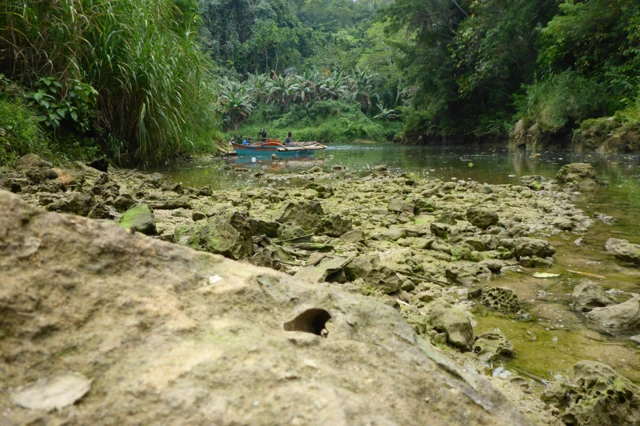 Piedras en el río Abatan en Filipinas