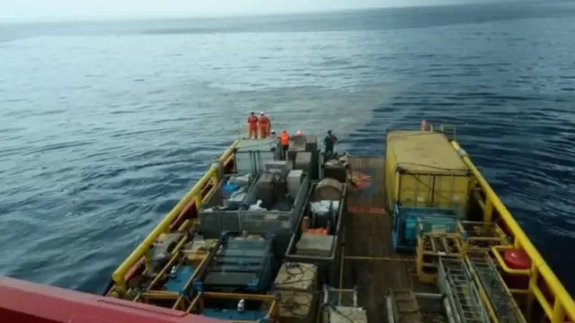 سوتوبو بورو نوجرزهو نشر هذه الصورة على تويتر، وهي صورة التقطت من منشأة برتامينا وتظهر حطاما وبقع نقط على سطح المياه