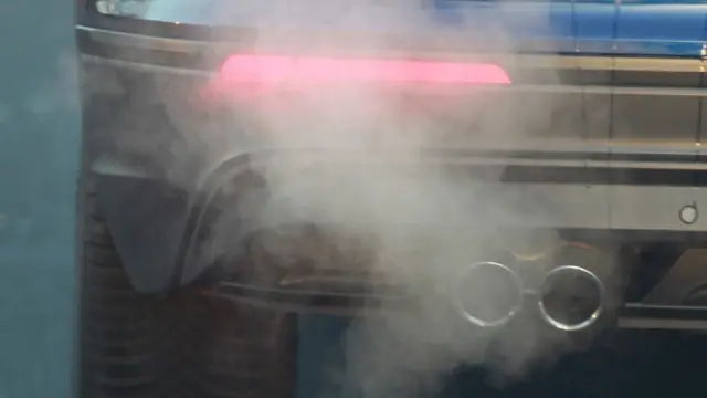 Gases saliendo del tubo de escape de un vehículo