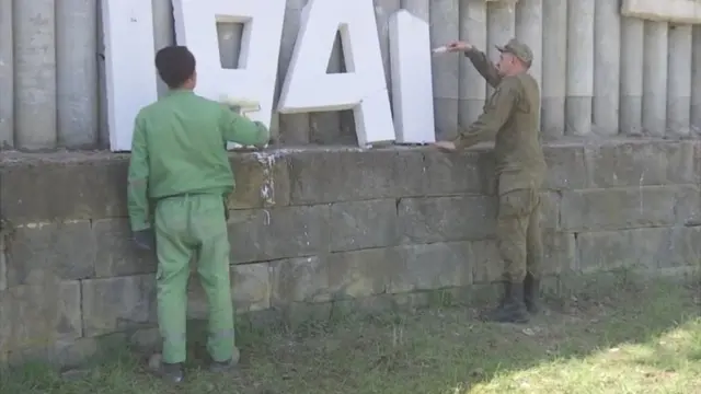 Mülki vı hərbçi abidəni boyalayırlar