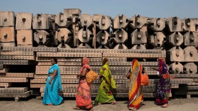 বিতর্কিত ওই জায়গাটিতে একটি রামমন্দির নির্মাণের জন্য আগে থেকেই বানিয়ে রাখা হয়েছে পাথরের স্তম্ভ
