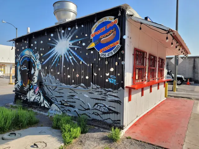 Un puesto de hot dogs en Bronsville.