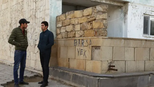 Samir Fərzəliyev dostu ilə söhbət edir