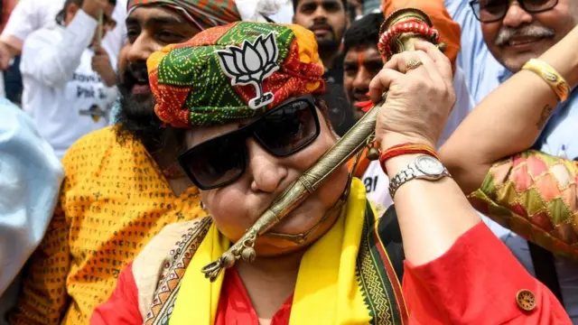 સંગીતના સૂર રેલાવતી મહિલા