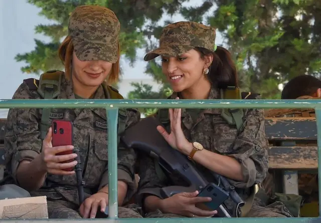 Abasirikare ba Tunisia bafata selfie ubwo bari baherekeje ibikoresho by'amatora ku biro by'itora kuwa gatandatu, mbere y'amatora yakurikiyeho aho Kais Saied yatorewe kuba perezida wa Tunisia.