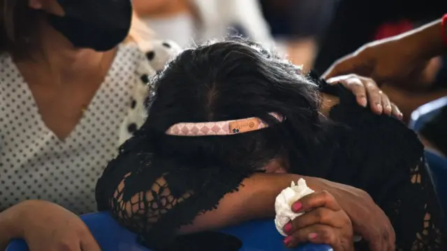 Una madre llora desconsolada