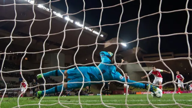 Lloris detiene el balón de Falcao.
