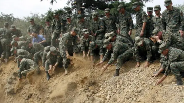 Gürcistan askerleri, Güney Osetya savaşında hayatını kaybeden askerlerin toplu mezarında