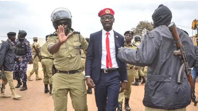 Bobi Wine afatwa yagirizwa igikorane kitemewe n'amategeko mu ndwi iheze