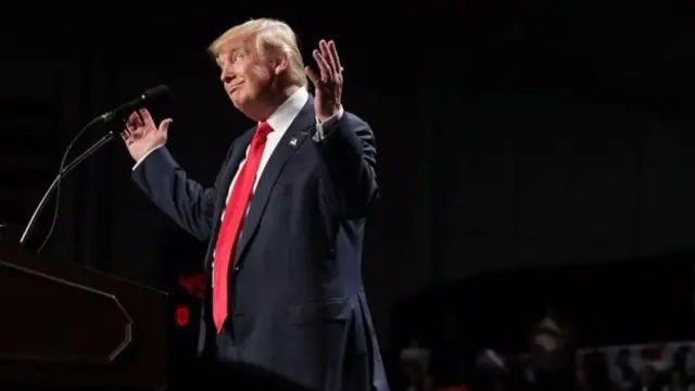 Mu myiyamamazo yo ku wa mbere, Trump yavuze ko Hillary Clinton ata we yotako umwikomo