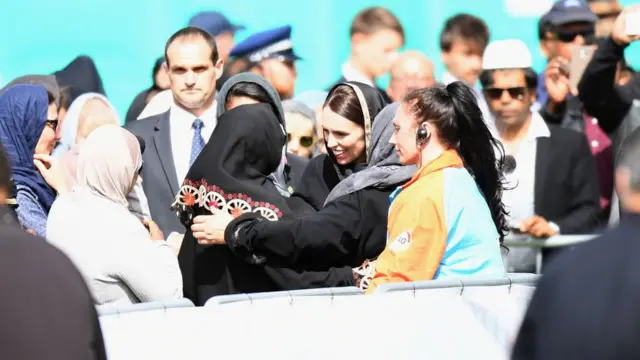 رئيسة الوزراء النيوزيلندية جاسيندا أردرن تحضر صلوات إسلامية بين أعضاء المجتمع المسلم