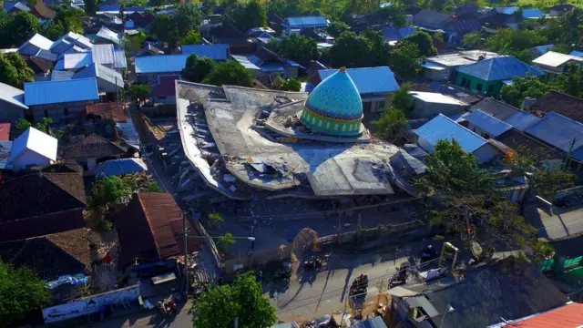 Foto aerial masjid yang rusak di Pemenang, Lombok Utara, NTB, Senin (6/8).