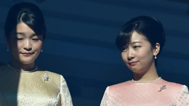 เจ้าหญิงมาโกะ (ซ้าย) และเจ้าหญิงคาโกะ (ขวา) พระธิดาในเจ้าชายอากิชิโนะ