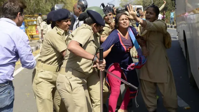 મહિલા પોલીસ કાર્યકર્તાની પ્રતીકાત્મક તસવીર