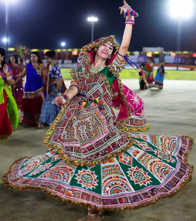 ગરબા રમતી યુવતીઓ