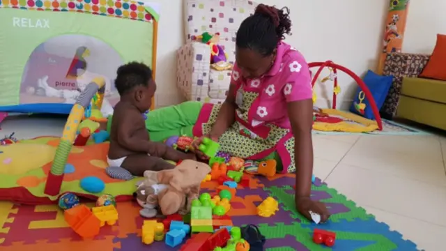 Yaya wa Uganda akimlea mtoto