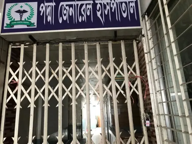 স্বাস্থ্য অধিদপ্তরের অভিযানে ক্লিনিকের গেটে যে সিলগালা করে দেয়া হয়েছিল, সেই সিলগালা সেভাবেই রয়েছে।