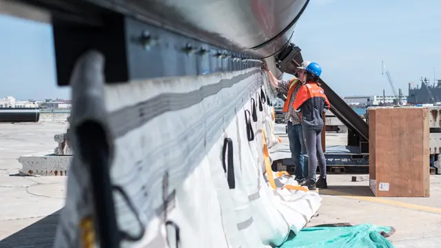 Ingenieros trabajan en el proyecto.