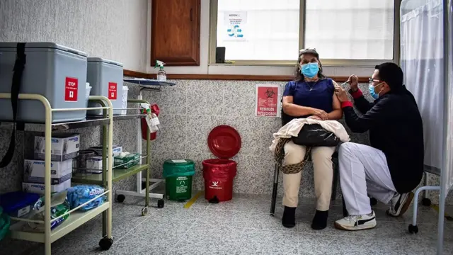 Ana yi wa wata allurar rigakafin korona