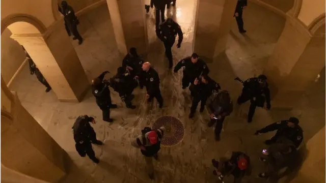 বিক্ষোভকারীদের ক্যাপিটল ভবনের ভেতরেও বাধা দেয় পুলিশ।
