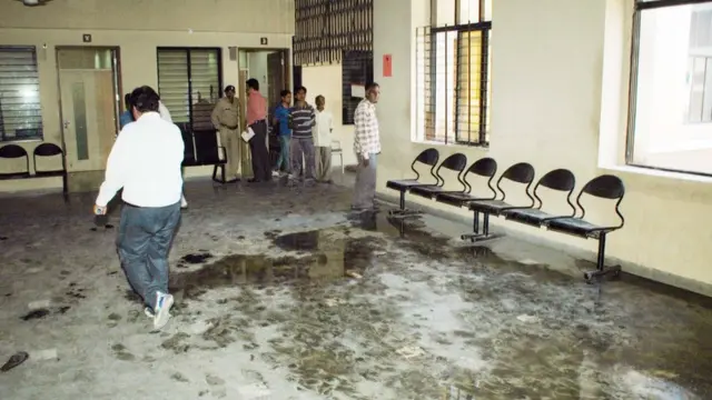 રાજકોટ મ્યુનિસિપલ કૉર્પોરેશન બિલ્ડિંગમાં નેપાળી પરિવારે જાતને આગ ચાંપી હતી અને ગુજરાતમાં આ ઘટના ચર્ચાનું કેન્દ્ર બની હતી