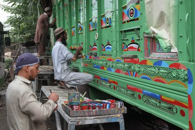 Oslikavanje bočnih strana kamiona u Ravalpindiju, Pakistan. Na dekorisanju vozila angažovene su desetine majstora različitih zanata, od onih zaduženih za najgrublje radove poput kovača i varilaca, preko mehaničara i električara, do onih zaduženih za raskošne dekoracije vidljive na spoljašnjosti i enterijeru vozila: drvodelja, majstora za tapacirung, specijalista za metalne i staklene ornamente, slikare i kaligrafe.