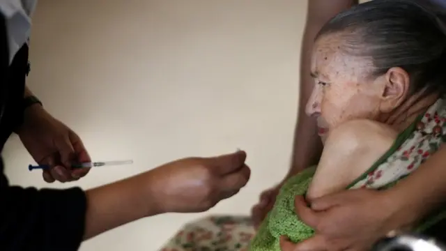 Una mujer de tercera edad recibe la vacuna contra la covid-19 en México.