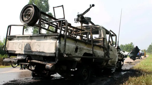 Carcasse d'une voiture de l'armée congolaise brulée.