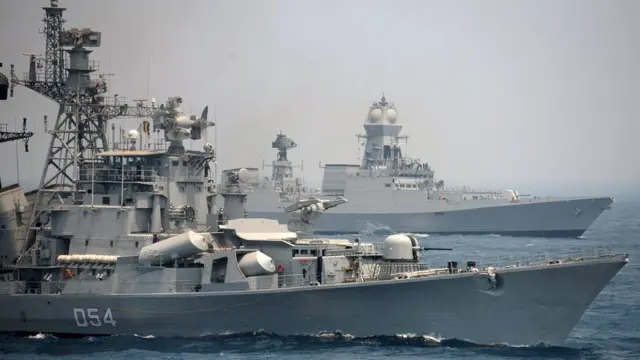 বঙ্গোপসাগরে মোতায়েন আইএনএস রণবীর, ২০১৭। দূরে আইএনএস চেন্নাই