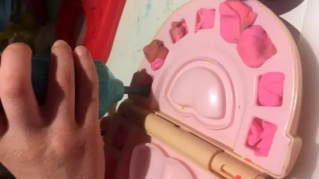 Игрушка - челюсть с зубами из пластилина