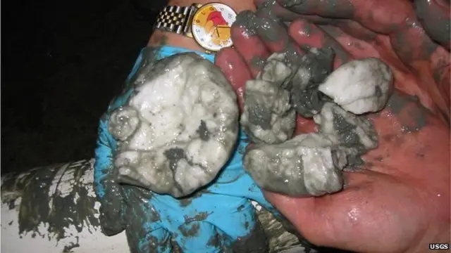 ก้อนมีเทนไฮเดรตที่นำขึ้นมาจากอ่าวเม็กซิโกโดยองค์การสำรวจทางธรณีวิทยาสหรัฐฯ