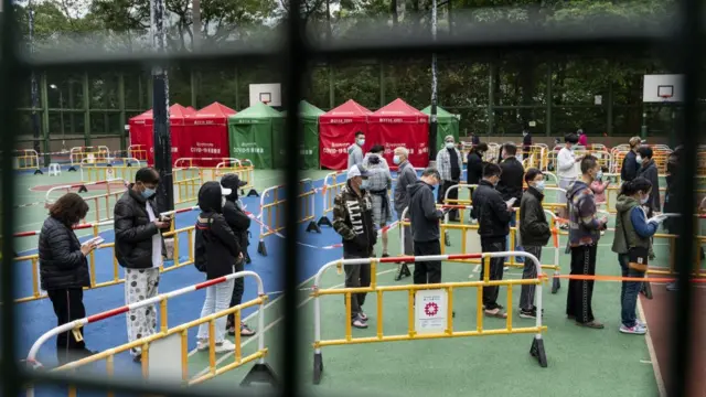 由于葵涌邨疫情严重,香港当局先后对逸葵楼和映葵楼实施五天围封检测