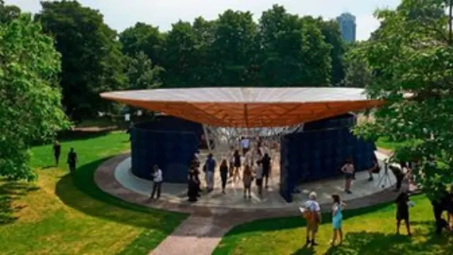 L'auteur a voulu créer un lieu de "rencontre et de vie", un canopée géant rappelant l'arbre à palabres