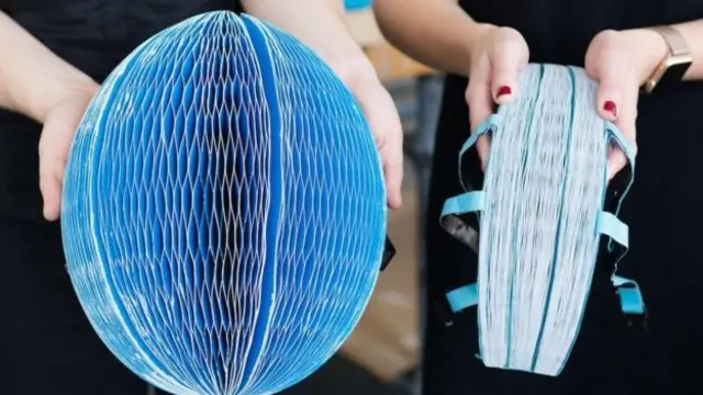 โครงสร้างของหมวกที่ออกแบบมาให้คล้ายรังผึ้ง ทำให้รองรับแรงกระแทกได้ดี และพับได้