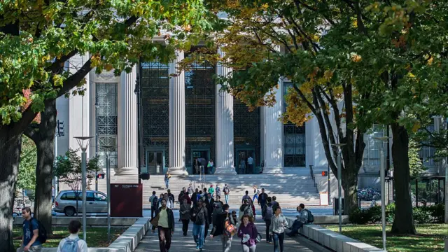 Lối vào chính của Viện Công nghệ Massachusetts