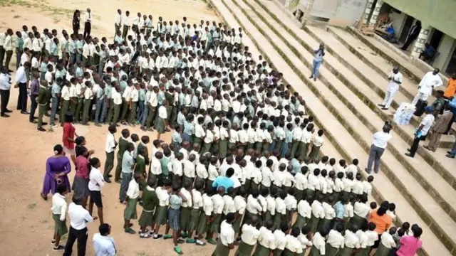 Kola[pọ Olusola, igbakeji gomina ipinlẹ̀ Ekiti n ba awọn akẹkọ sọrọ