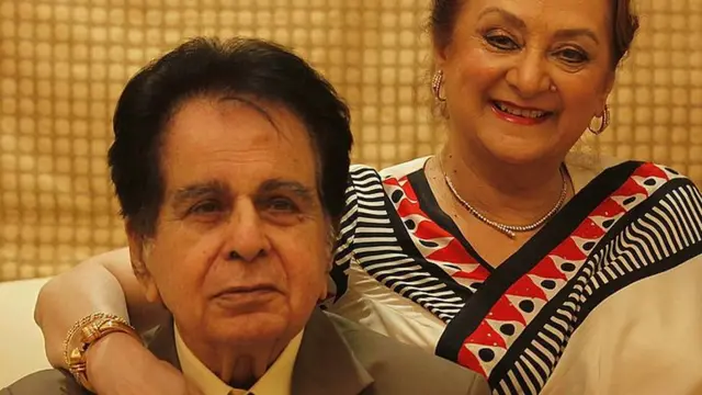 મોટા ભાગે તેઓ સફેદ કમીઝ અને થોડું ઢીલું સફેદ પાટલૂન પહેરીને ફરતા