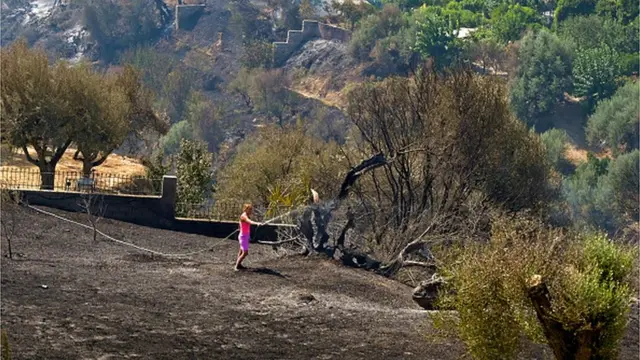 Місцеві мешканці намагаються врятувати хоч клаптик, не знищений вогнем
