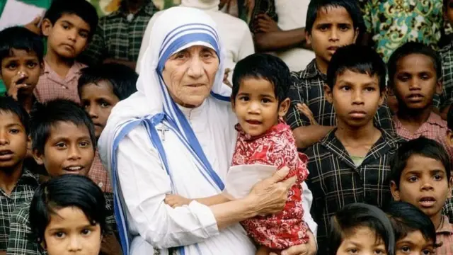 'Yar mishan Mother Terersa kenan tare da wasu yara da take kula da su a Kolkata, India a watan Disamba na 1980