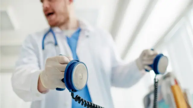 Doctor reanimando a paciente