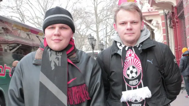 Брати-вболівальники - один підтримує "Ман Ю", інший - "Зорю"